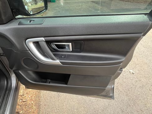 Used 2017 Land Rover Discovery Sport SE image 17