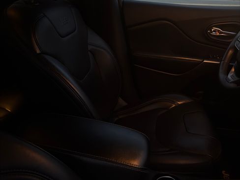 Used 2019 Jeep Cherokee Limited image 5