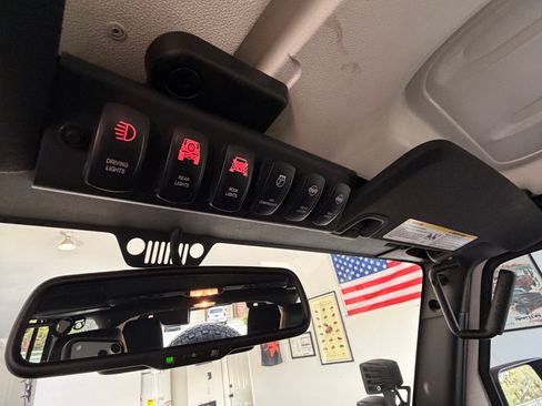 Used 2016 Jeep Wrangler Unlimited Sahara w/ Connectivity Group AWD/4WD image 12