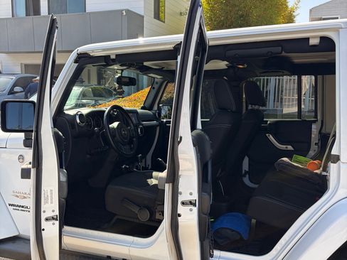 Used 2014 Jeep Wrangler Unlimited Sahara w/ Connectivity Group AWD/4WD image 8