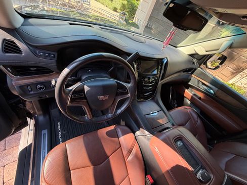 Used 2015 Cadillac Escalade Premium image 6
