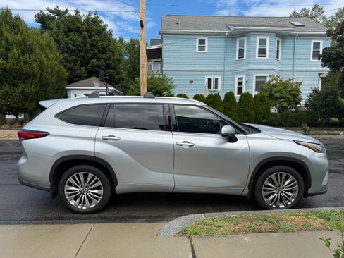 Used 2022 Toyota Highlander Platinum AWD/4WD image 5