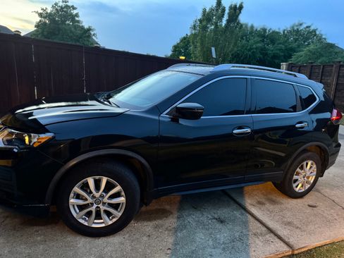 Used 2017 Nissan Rogue SV image 4