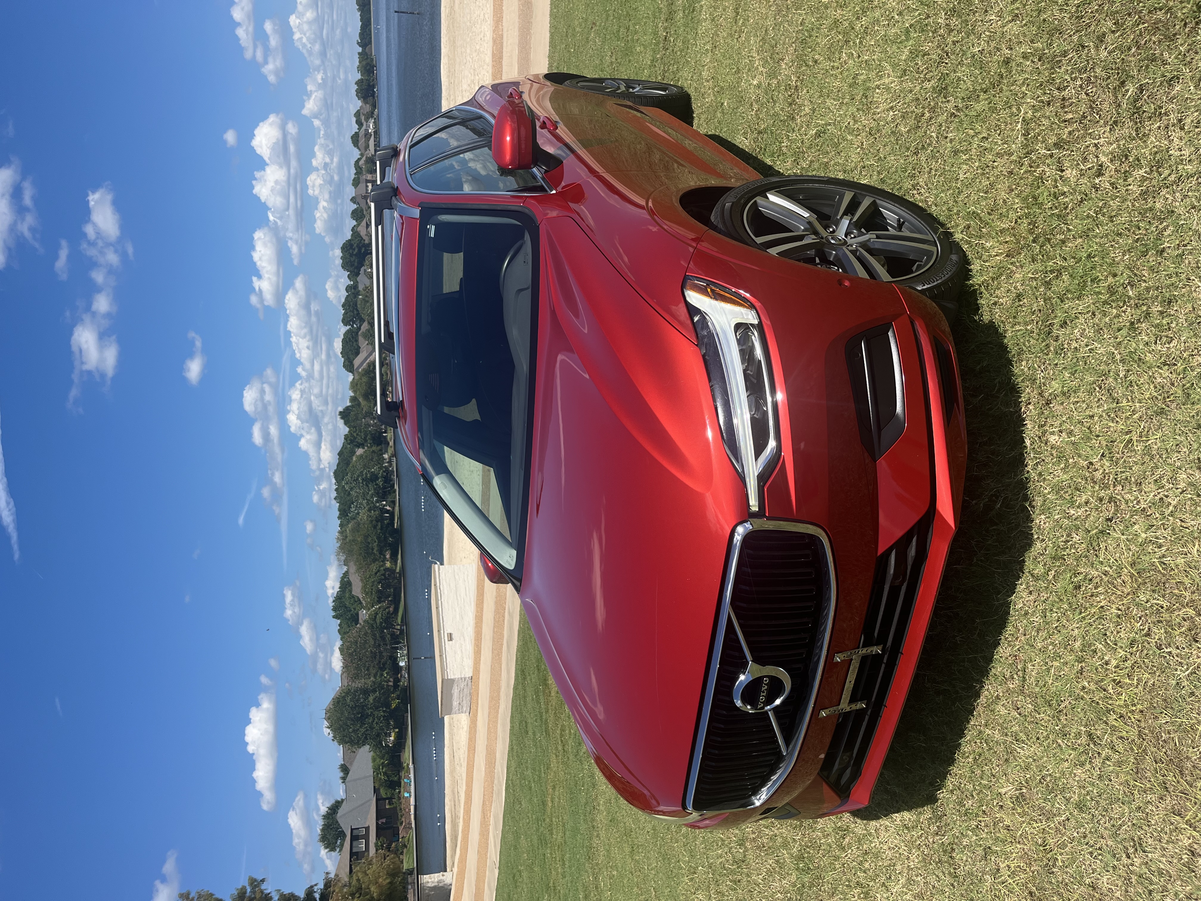 Used 2019 Volvo XC60 T5 Momentum w/ Multimedia Package AWD/4WD image 1