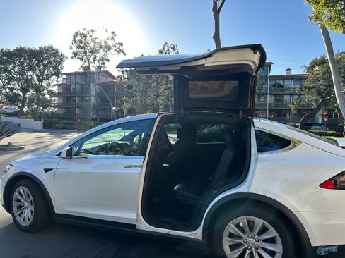 Used 2020 Tesla Model X Long Range image 5