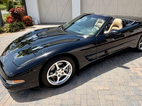 Used 2004 Chevrolet Corvette Convertible w/ Preferred Equipment Group RWD image 10
