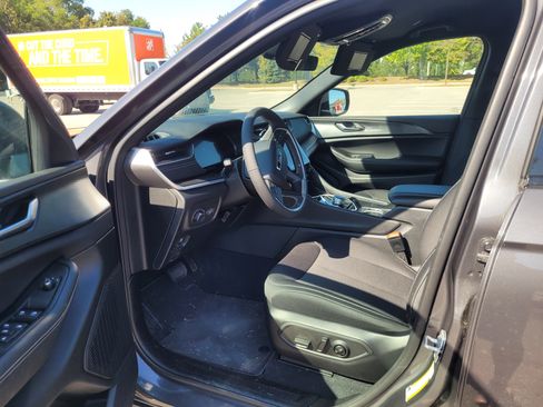 Used 2025 Jeep Grand Cherokee Laredo w/ Trailer Tow Package image 15