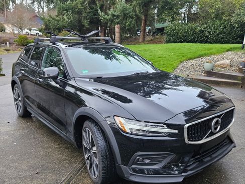 Used 2022 Volvo V60 T5 Cross Country image 9