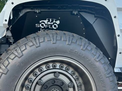 Used 2023 Jeep Gladiator Overland image 2