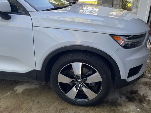 Used 2020 Volvo XC40 T4 Momentum image 10