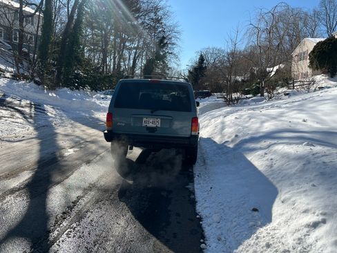 Used 1999 Jeep Cherokee Sport image 2