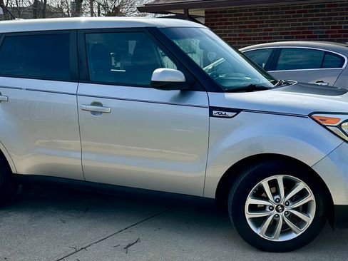 Used 2017 Kia Soul + image 11