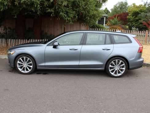 Used 2020 Volvo V60 T5 Momentum FWD image 6