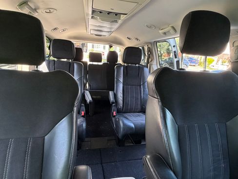 Used 2015 Chrysler Town & Country Limited image 9