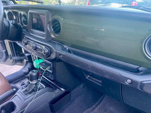 Used 2022 Jeep Gladiator Sport image 9