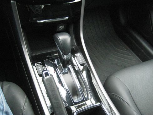 Used 2017 Honda Accord EX-L image 12