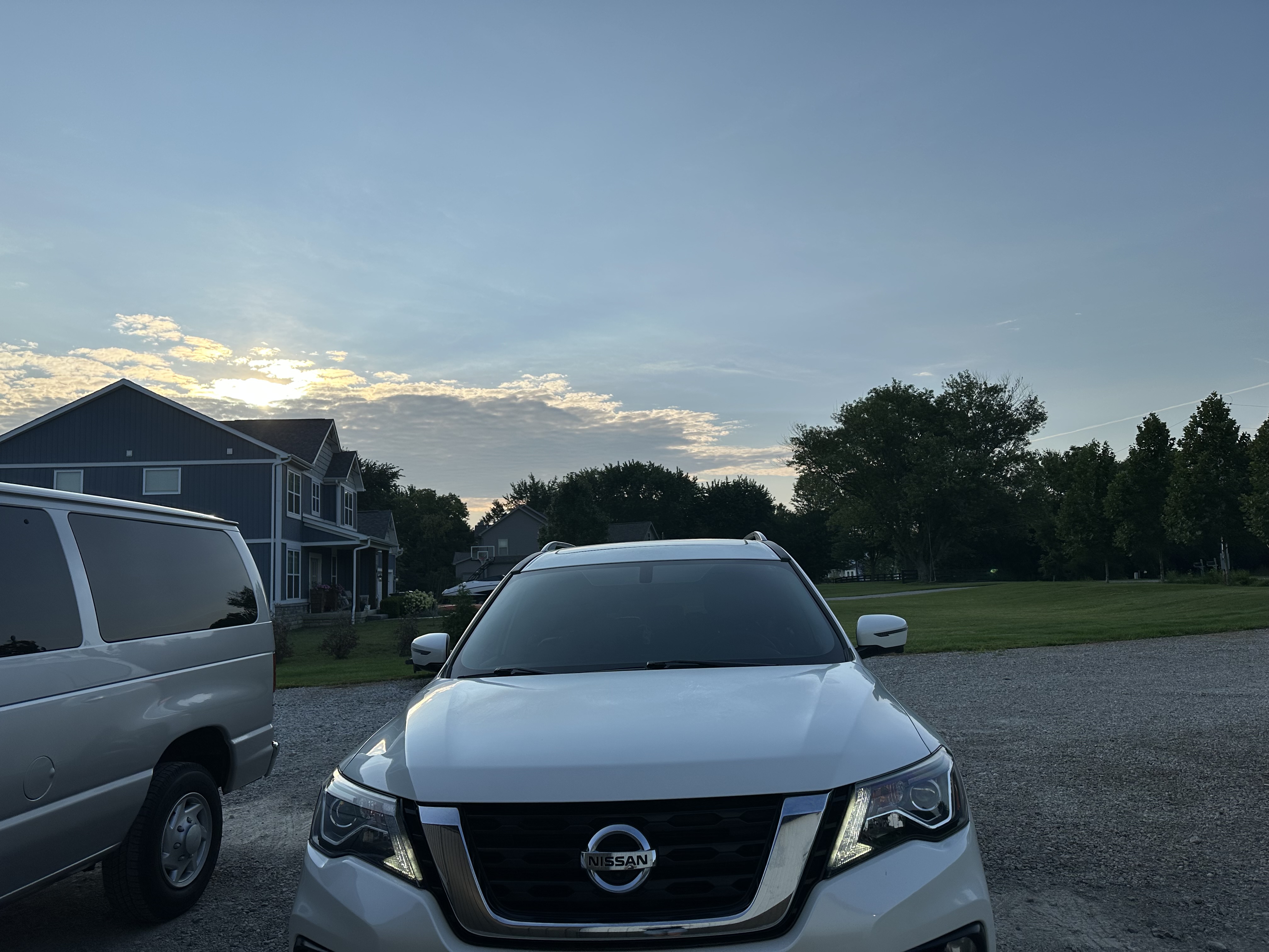 Used 2018 Nissan Pathfinder Platinum AWD/4WD image 1