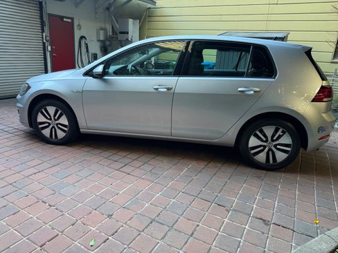 Used 2019 Volkswagen e-Golf SE w/ Driver Assistance Package image 8