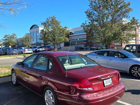 Used 2004 Ford Taurus SE image 5