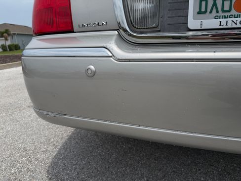 Used 2003 Lincoln Town Car Executive RWD image 2