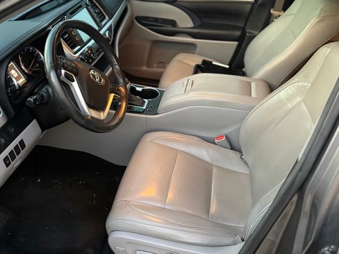Used 2017 Toyota Highlander XLE image 2