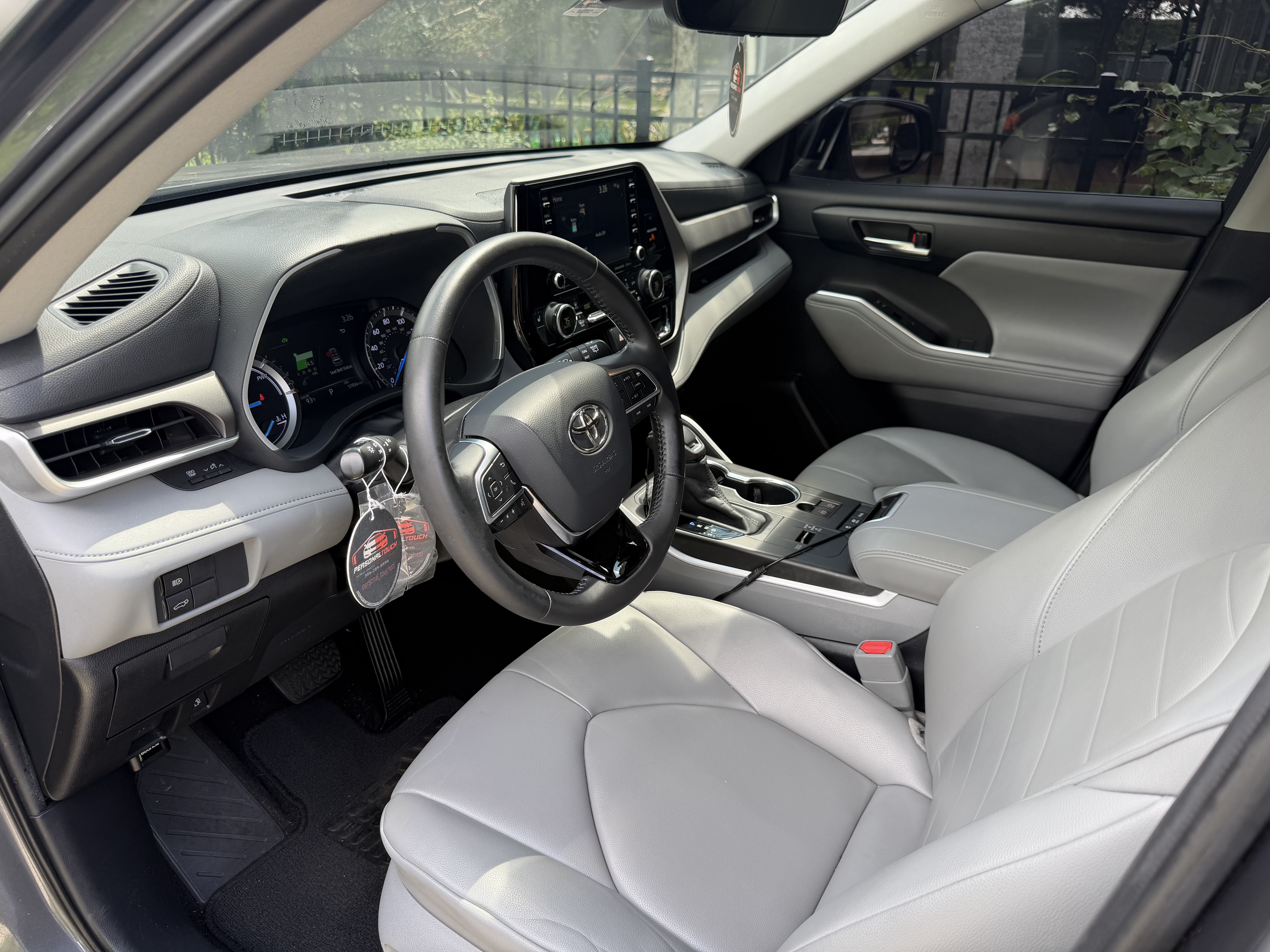 Used 2020 Toyota Highlander XLE AWD/4WD image 5