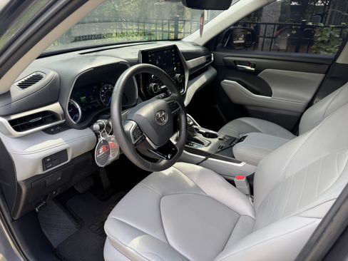 Used 2020 Toyota Highlander XLE AWD/4WD image 5
