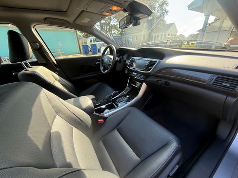 Used 2017 Honda Accord Touring image 9