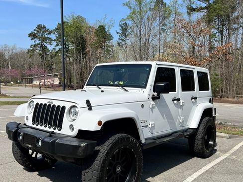 Used 2018 Jeep Wrangler Unlimited Sahara w/ Connectivity Group AWD/4WD image 1