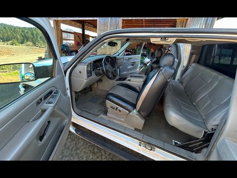 Used 2005 GMC Sierra 2500 SLT w/ Skid Plate Package image 6