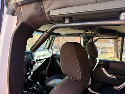 Used 2016 Jeep Wrangler Unlimited Sahara w/ Connectivity Group image 10