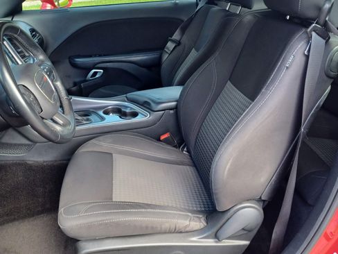 Used 2015 Dodge Challenger SXT image 11