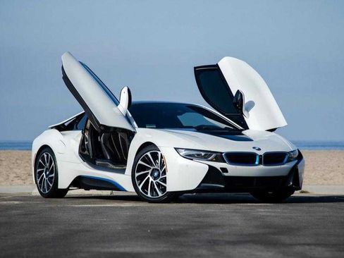Used 2017 BMW i8 Coupe 2D image 2