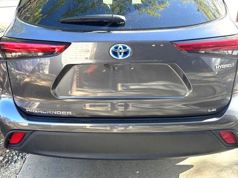 Used 2023 Toyota Highlander LE image 2