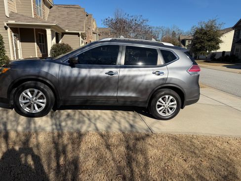 Used 2015 Nissan Rogue SV w/ SV Premium Package image 2