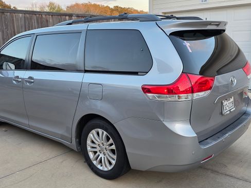 Used 2013 Toyota Sienna XLE w/ Entertainment Pkg image 8