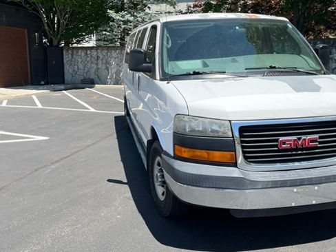 Used 2007 GMC Savana 3500 Extended Passenger w/ LT Preferred Equipment Group RWD image 2