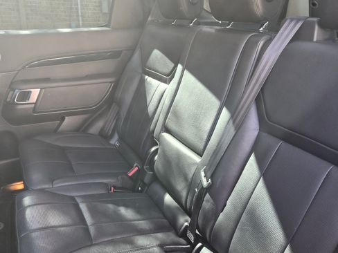 Used 2018 Land Rover Discovery SE image 18