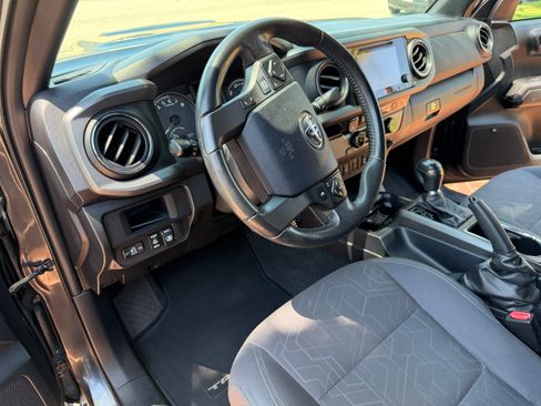 Used 2017 Toyota Tacoma TRD Sport RWD image 10