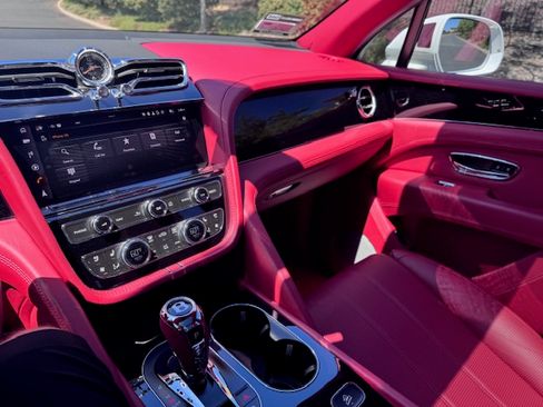 Used 2021 Bentley Bentayga image 24