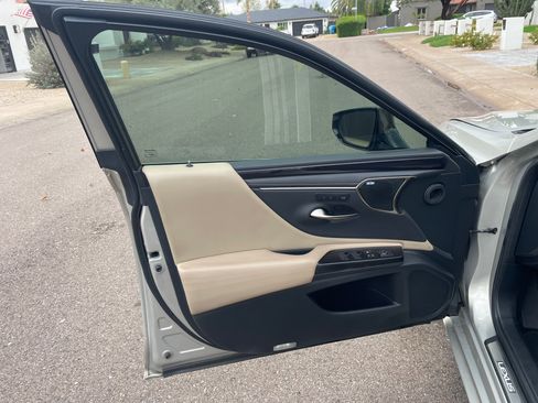 Used 2019 Lexus ES 350 Ultra Luxury image 12