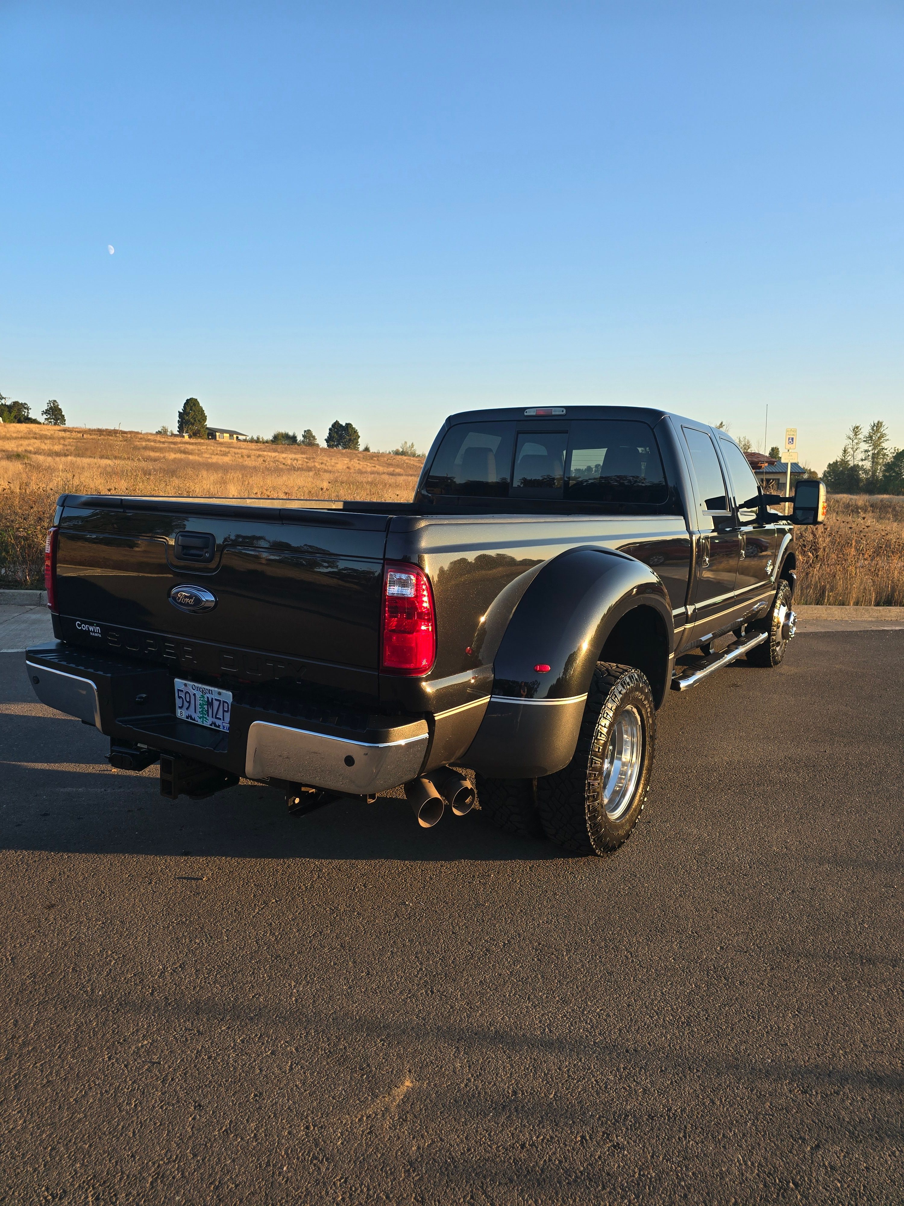 Used 2015 Ford F350 Lariat w/ Lariat Interior Package AWD/4WD image 8