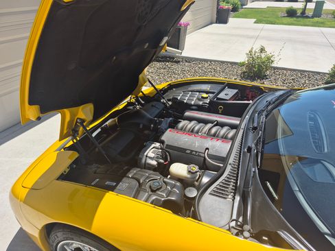 Used 2000 Chevrolet Corvette Convertible w/ Memory Pkg RWD image 19