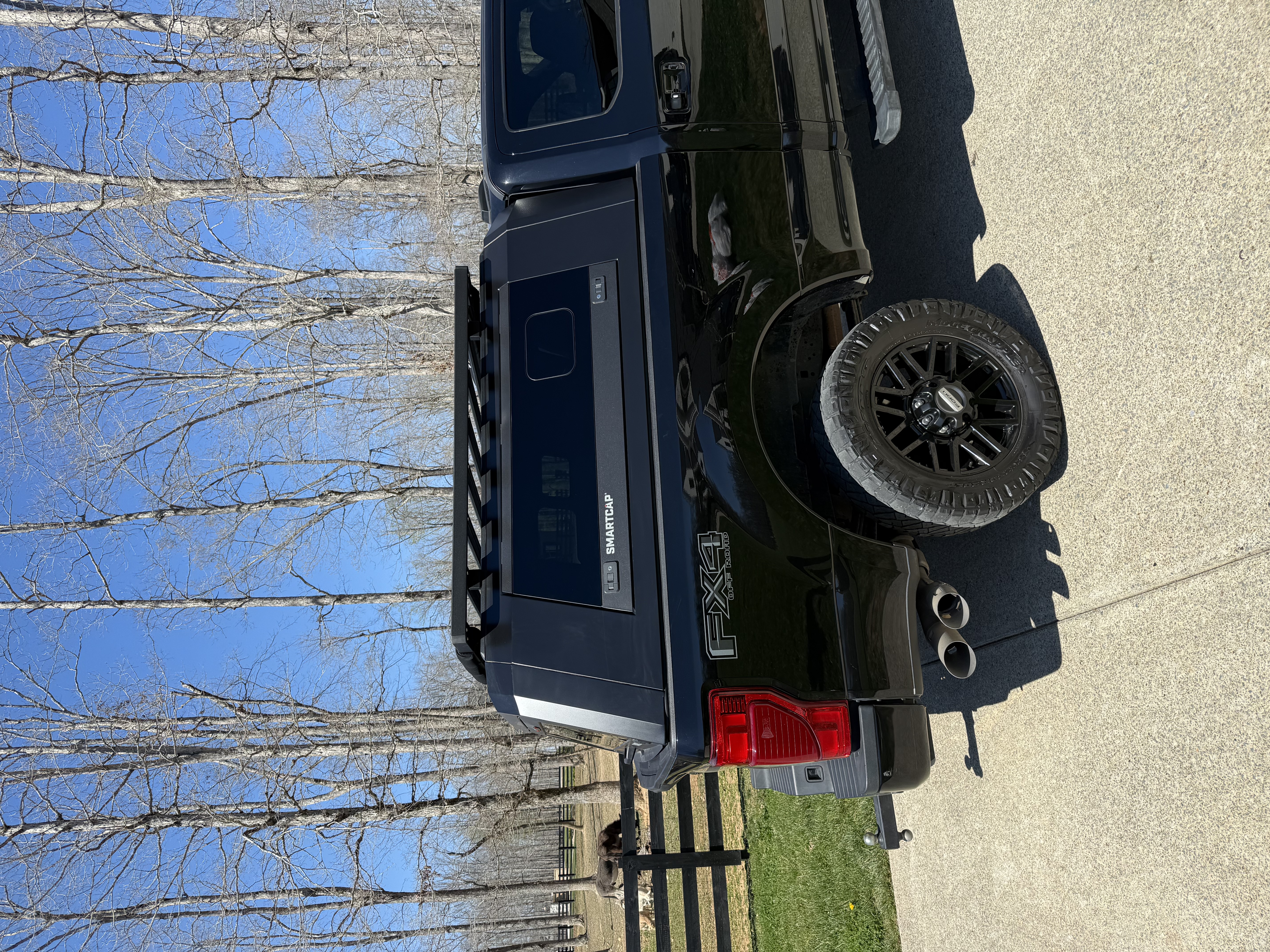 Used 2022 Ford F250 Lariat w/ Black Appearance Pkg AWD/4WD image 10