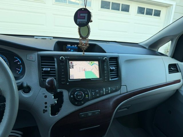 Used 2013 Toyota Sienna XLE w/ Premium Pkg FWD image 15