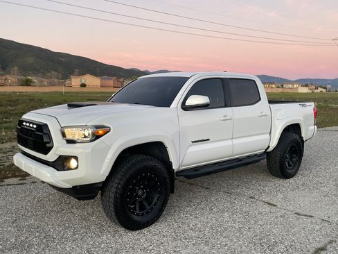 Used 2019 Toyota Tacoma TRD Sport w/ TRD Premium Sport Package RWD image 1