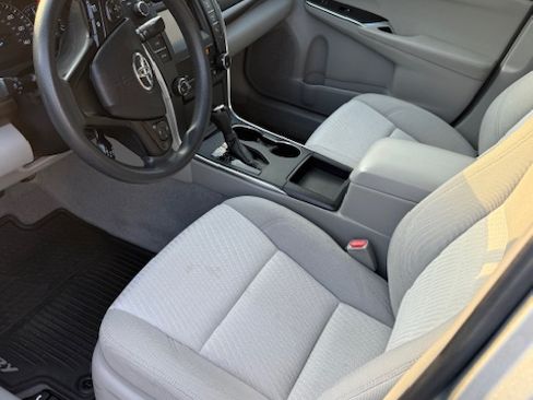 Used 2015 Toyota Camry LE image 8
