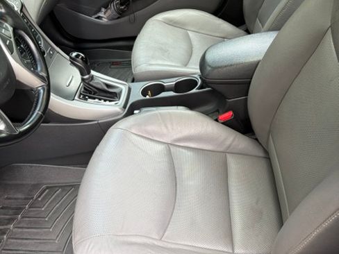 Used 2014 Hyundai Elantra Limited w/ Option Group 03 FWD image 9