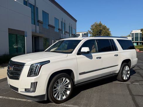 Used 2017 Cadillac Escalade ESV Platinum AWD/4WD image 2