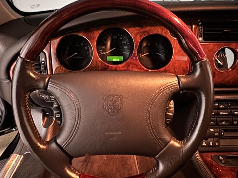 Used 2000 Jaguar XK8 Convertible image 19